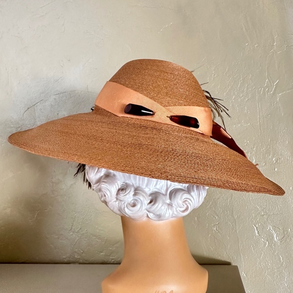 BREATHTAKING 1940s\' TAN STRAW WIDE BRIM HAT + BROWN FEATHERS + BAKELITE PIN main image 11